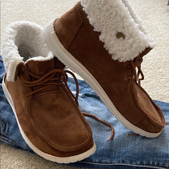 Gypsy Jazz Brown Ankle Boots with White Fur Lining - Picture 9 of 14